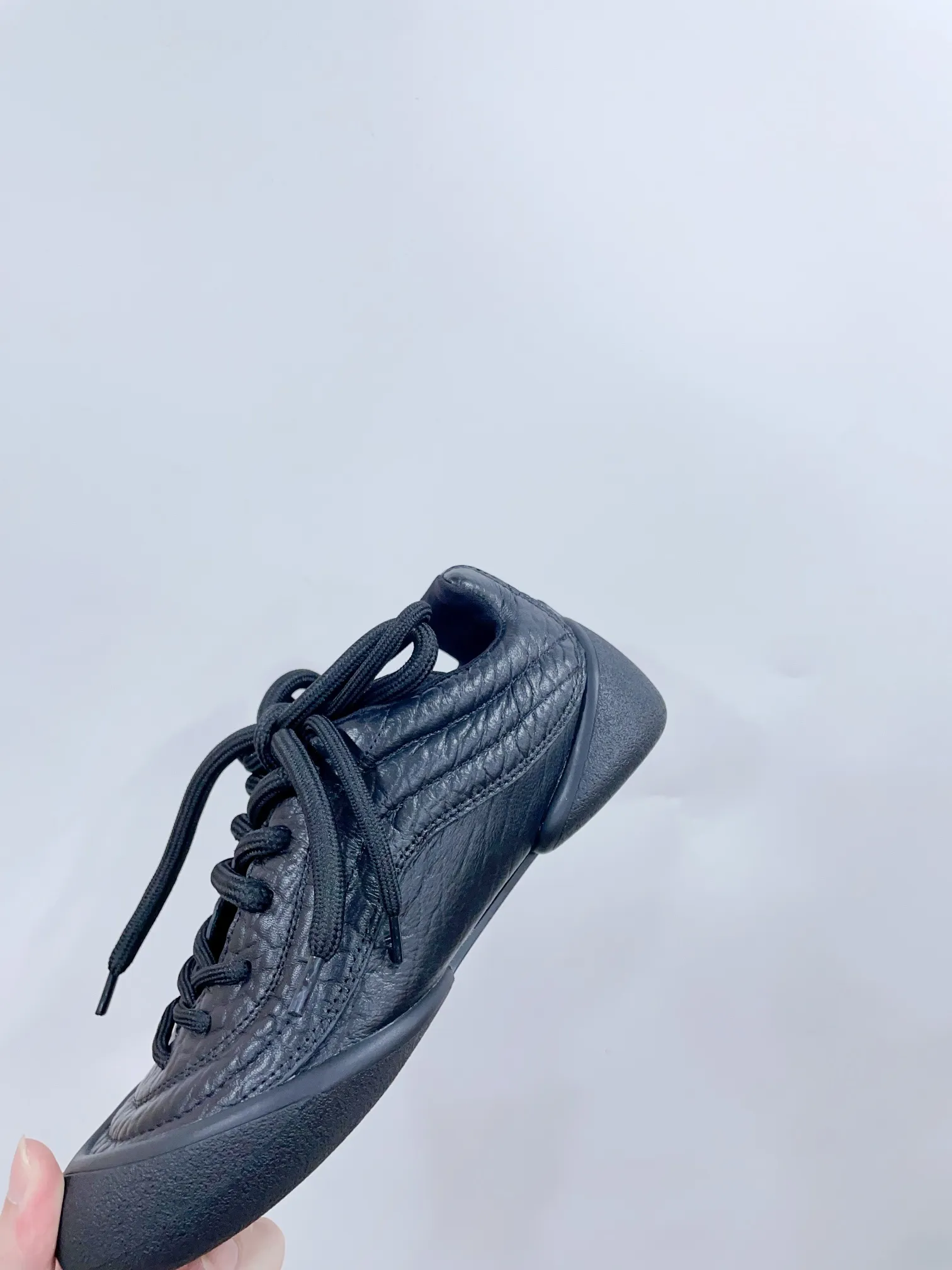 👟👟Ex-factory price 620👟👟 *✅MCQUEEN/Alexander McQueen 24/The latest Flexion series of autumn and winter retro casual sneakers. Original purchase, development and production. This Flexion Off white tone grain leather low-top sneaker uses laces of different sizes and is matched with a lightweight segmented sole inspired by anatomy. The reverse skull pattern is embossed on the heel. Fabric: Original custom imported first-layer cowhide. Lining: Custom imported breathable mesh lining. Sole: Original molded non-slip TPU material. Sole thickness: 2CM. 𝙎𝙞𝙯𝙚: 35-40 women / 39-45 men (customized for 40 women and 45 men) 𝙋𝙧𝙞𝙘𝙚(Men’s size +10) Extremely cost-effective factory price, no negotiation